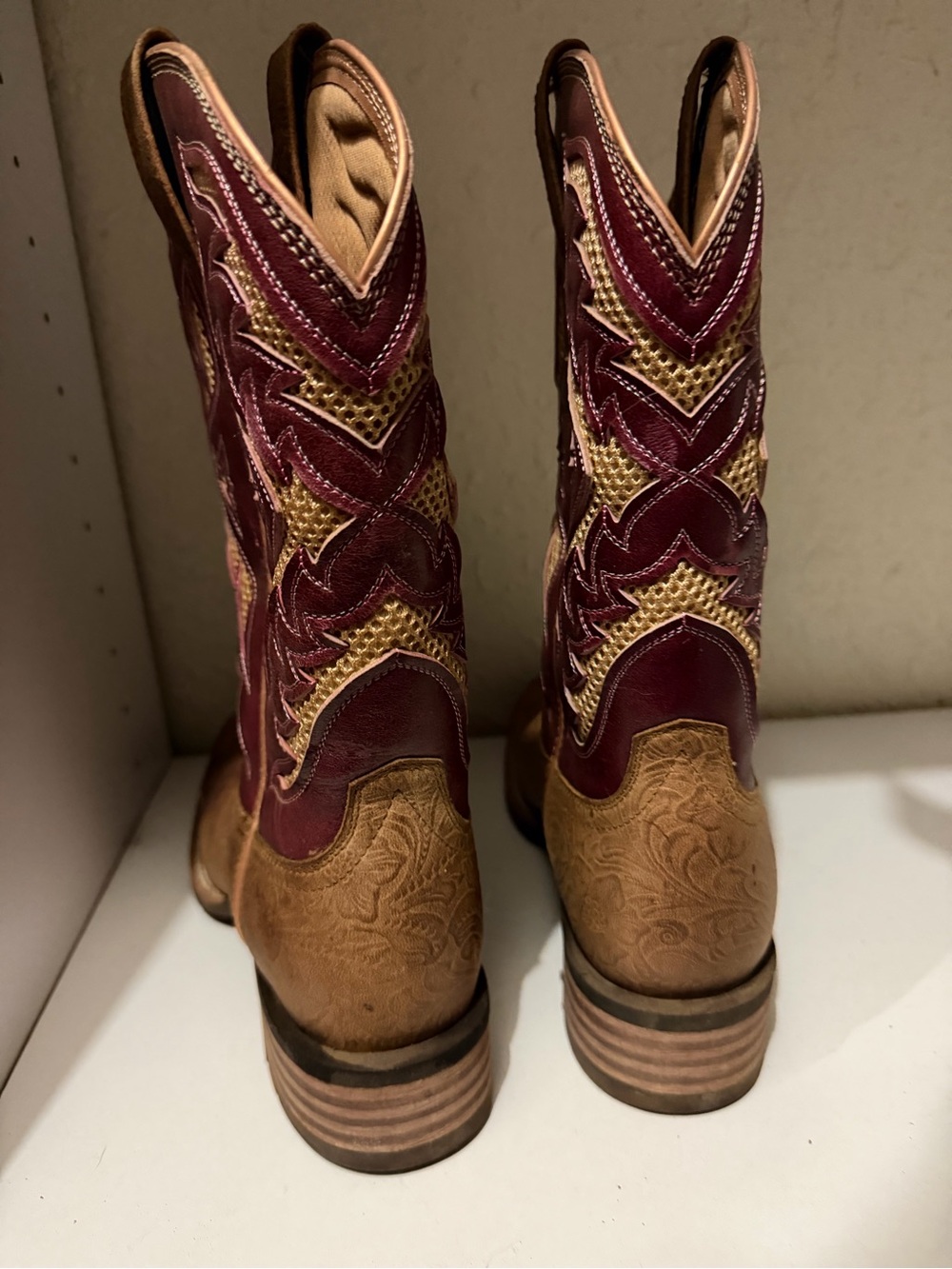 Women’s Ariat Brown and Burgundy Western Cowboy Boots - Picture 4 of 7